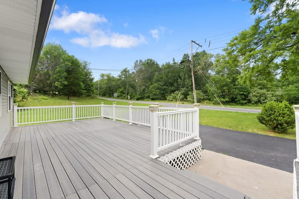 Charming Poconos Retreat w spa Fire pit Deck