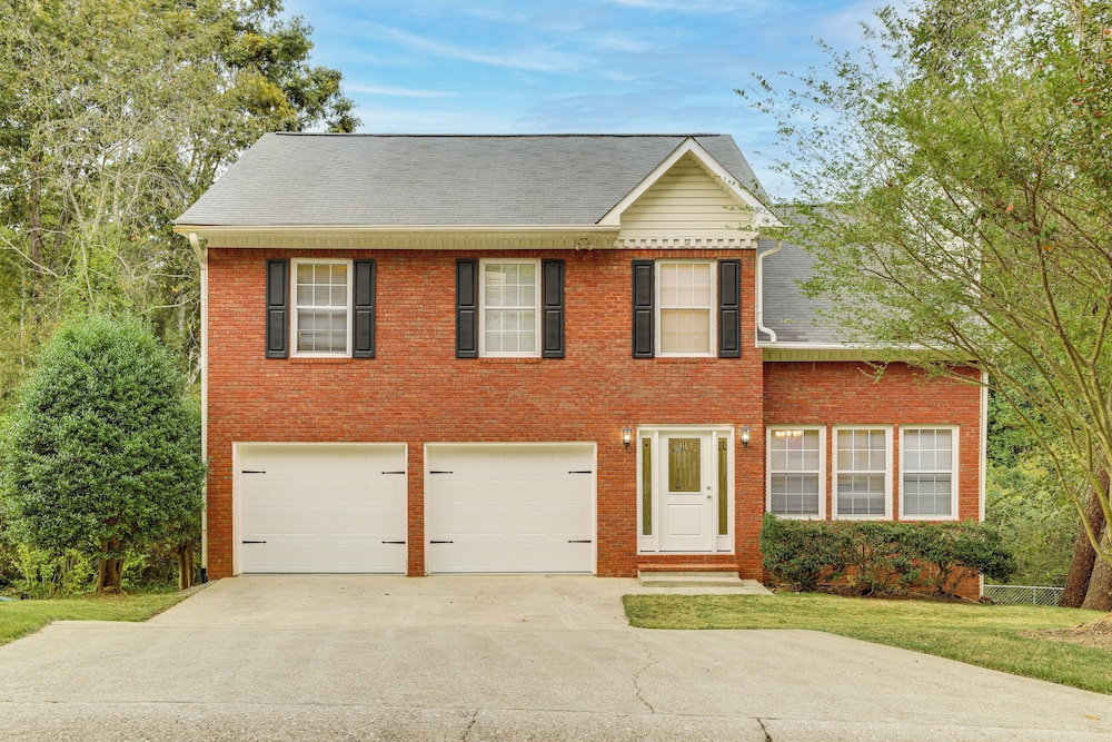Hike, Golf, Explore: Home 10 Mi to Lake Lanier!