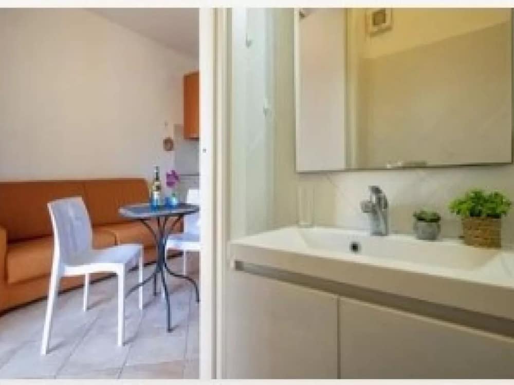 Cozy Flat Just Steps From the Beach