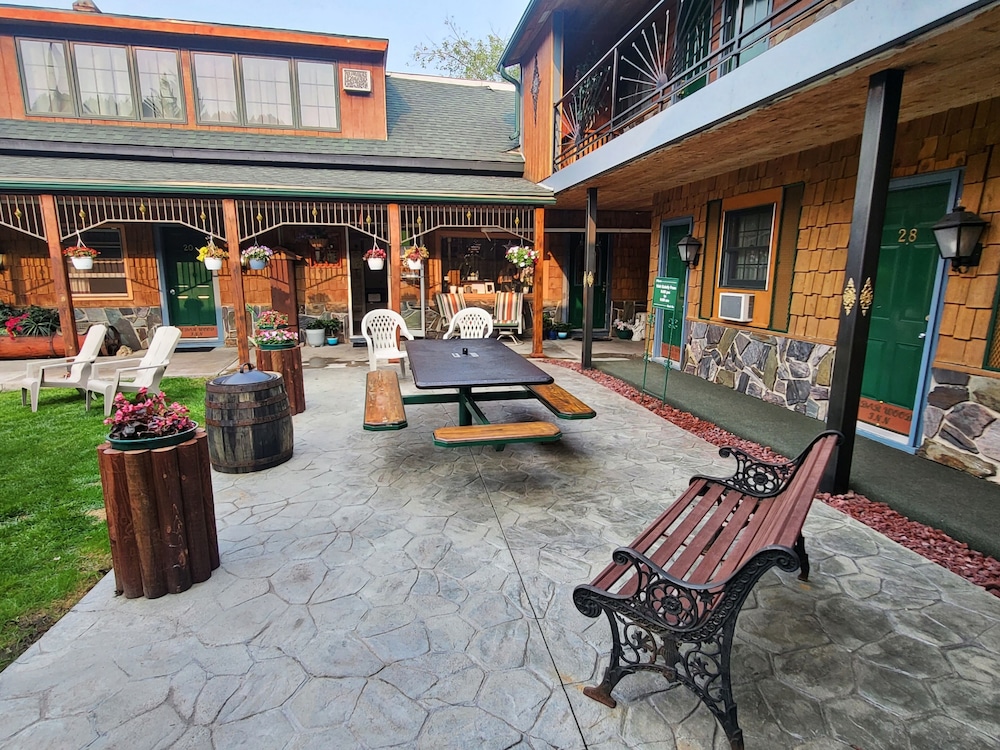 Cedar Wood Inn