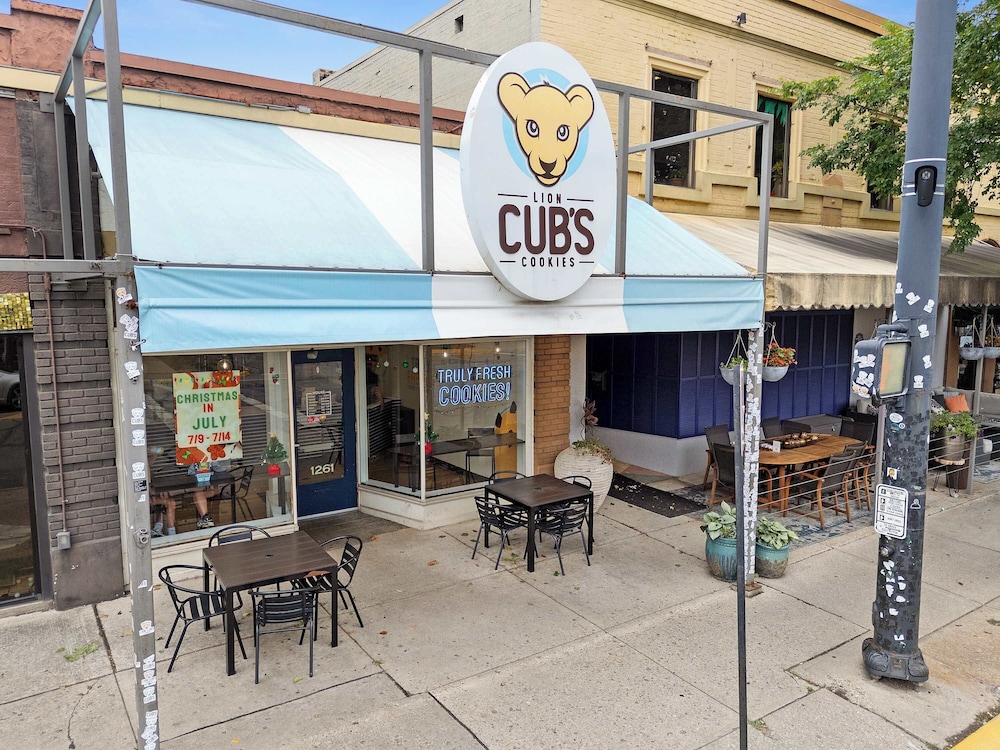 Classic Charm on Ashland For 8 - Image 2