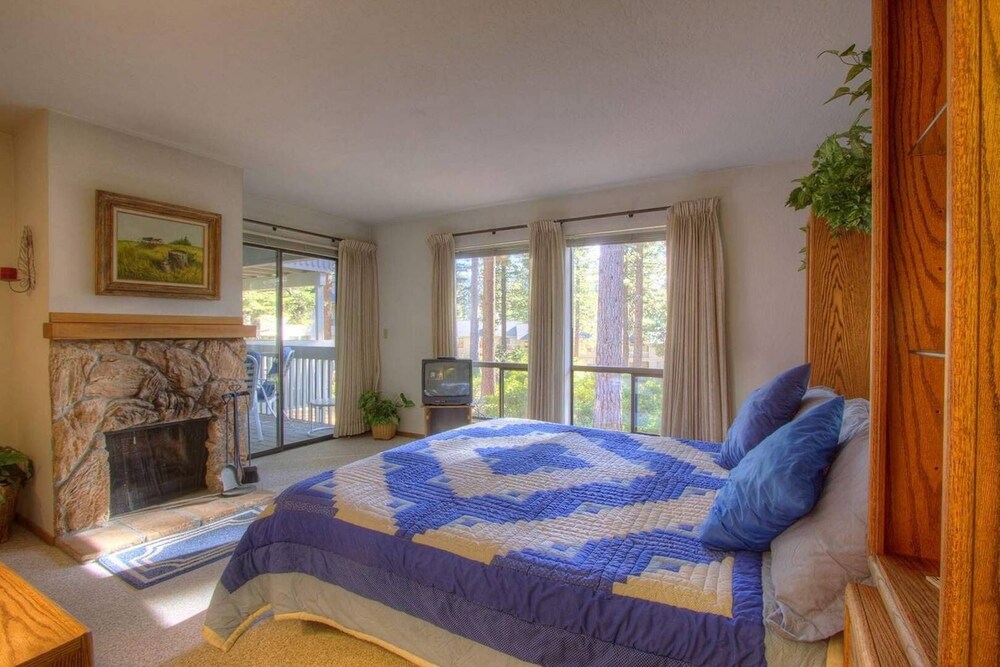 Lake Tahoe Vacations - Ski Lake Lodge 3 Bedroom Home by RedAwning - Property Image 3
