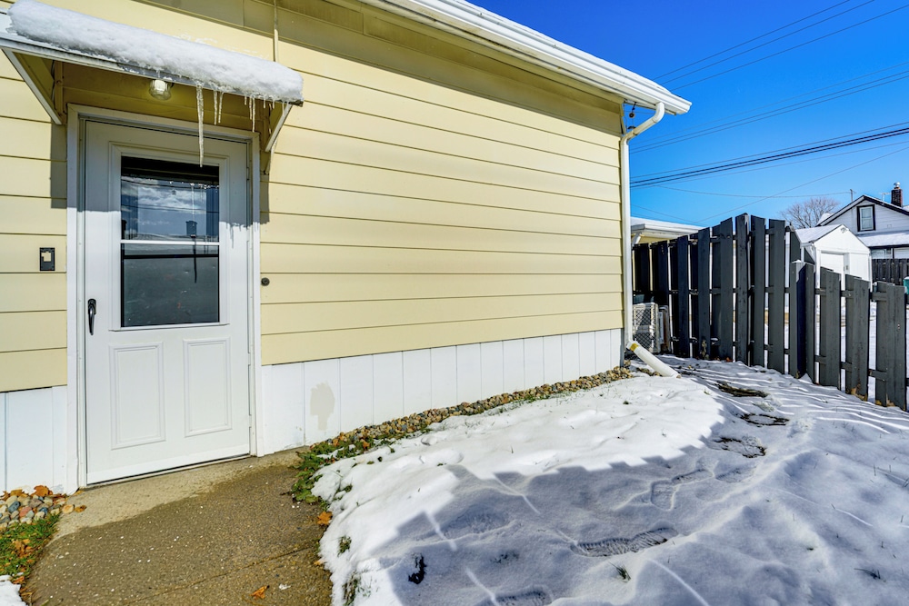 < 1 Mi to Dtwn Clawson! Family Retreat w/ Yard