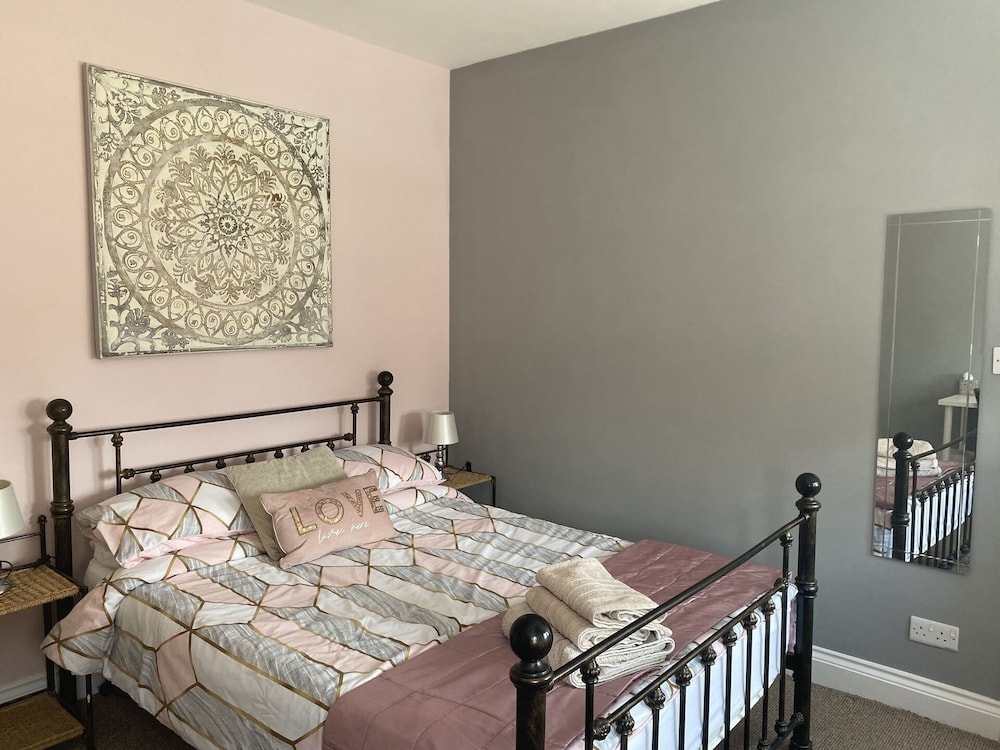 6 Bed-sleeps 12-hot Tub-free Parking-pet Friendly view 5
