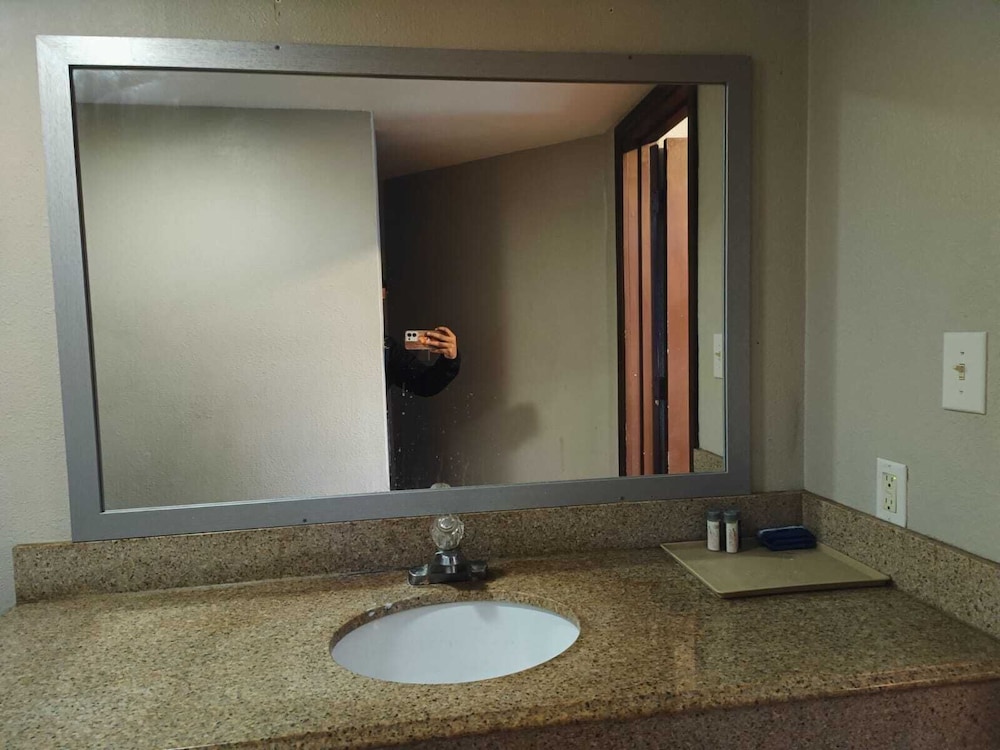 American Inn & Suites By Capital O Victoria US-59