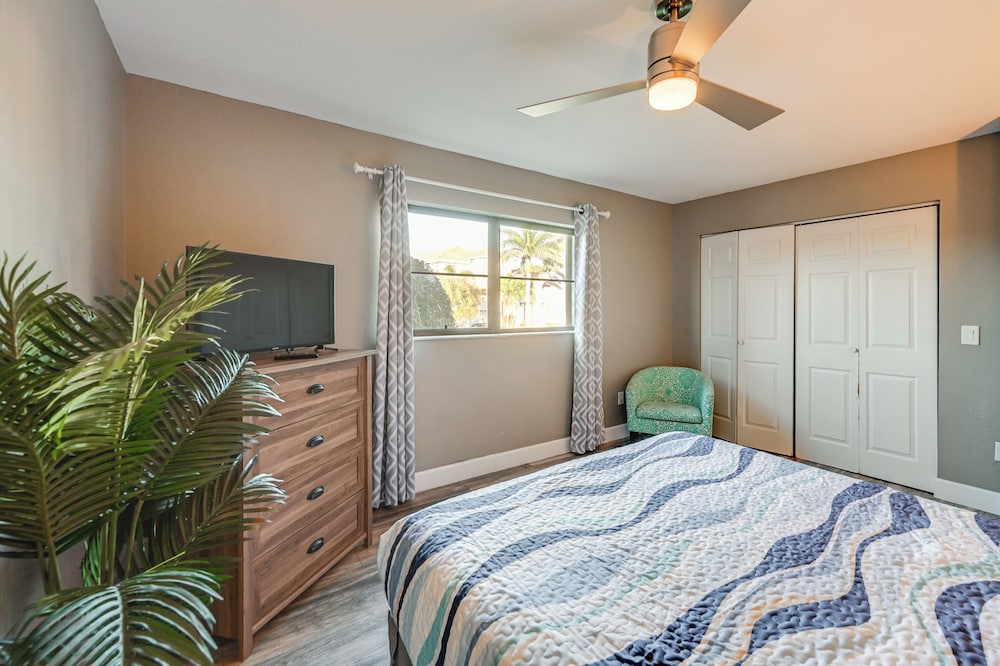 Walk to the Beach! Canal-front Marco Island Home