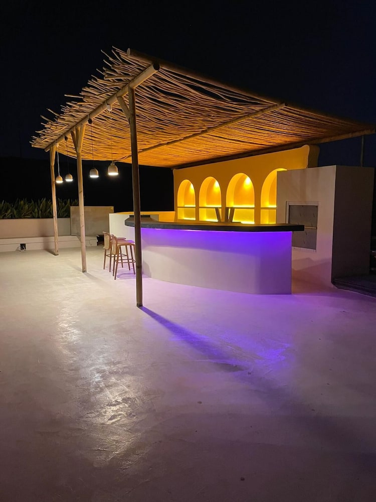 No.908 Sunset Bar