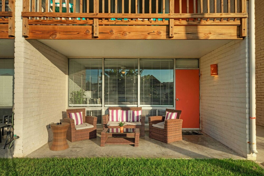 Sleeps 20 3 Condos w/ Beach Access, Pool, Tennis Courts Sea Sands Complex