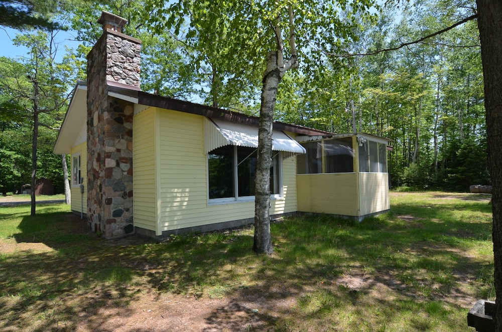 Lakeside Bills Bay Cabin by RedAwning