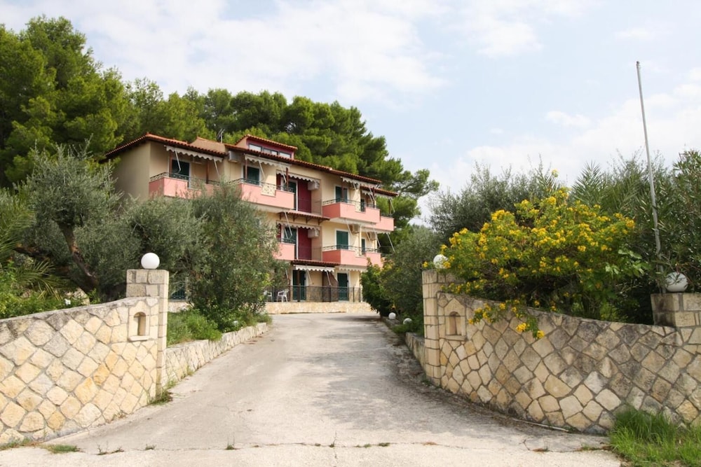 Almyros Studios & Apartments