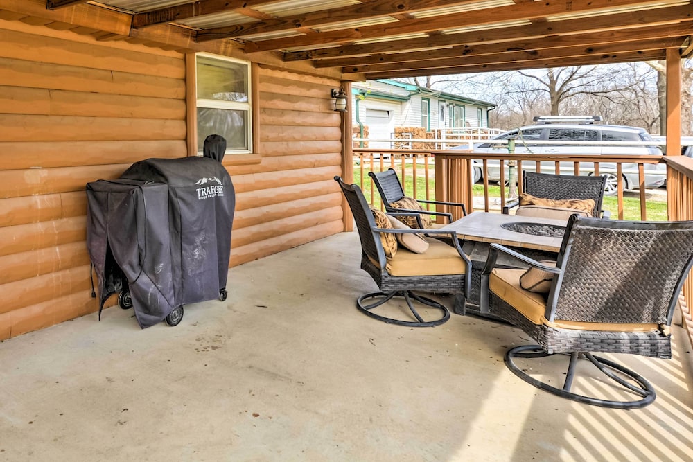 Bartlesville Cabin w/ Pool, Hot Tub & Trampoline! view 2