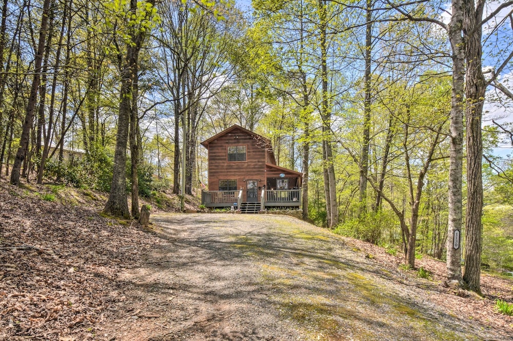 Cozy Hiawassee Cabin w/ Fire Pit & Mtn Views! view 5