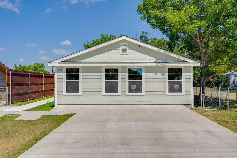 Modern 3 2 two Kings hot tub Fire pit 16min to Wine Trail Nearby Pickleball Courts Pools