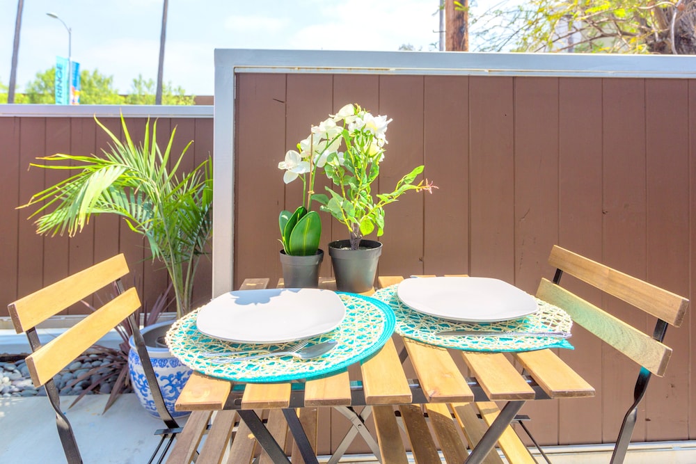 1 Bedroom near Hollywood Sights - Image 1