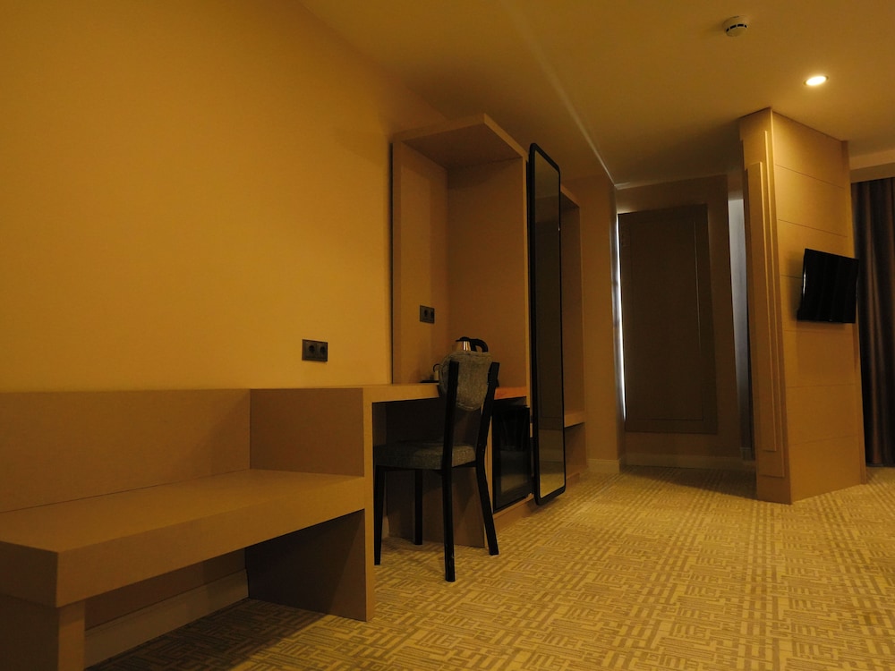 Bonnie City Hotel - Image 12