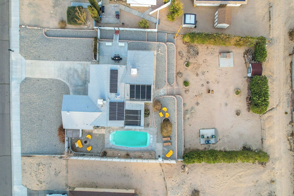 6 Mi to Joshua Tree: Home w/ Outdoor Oasis & View!