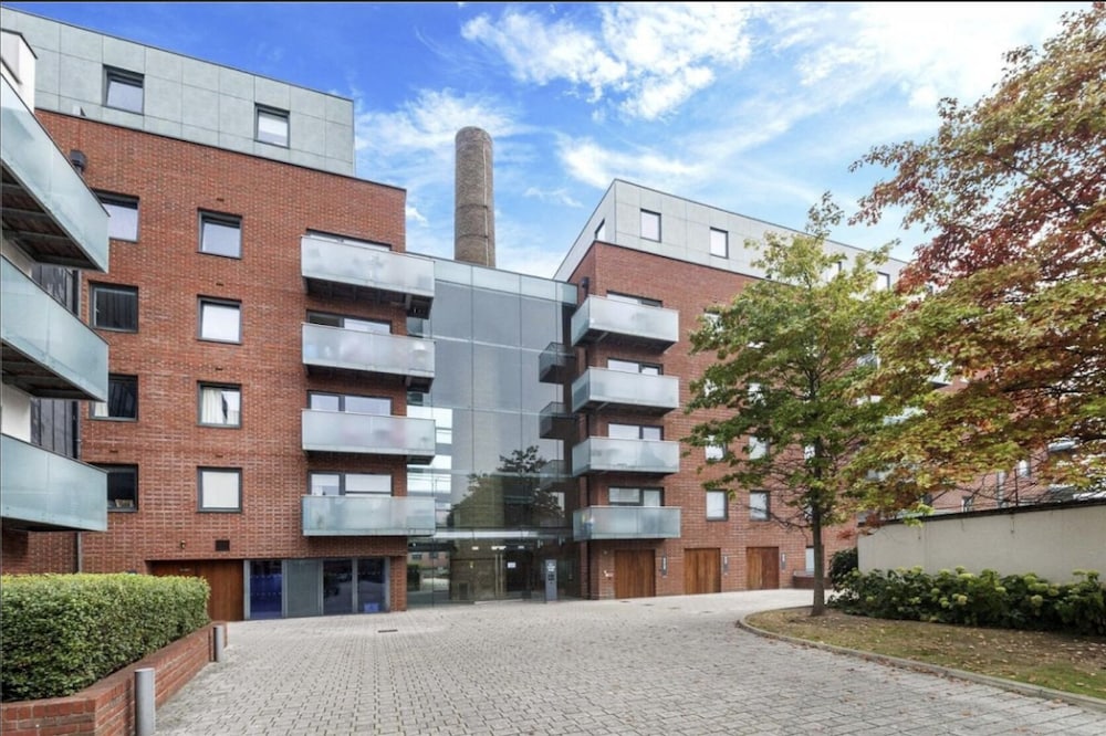 Luxury 2-bed Flat, Parking and Close to the Tube