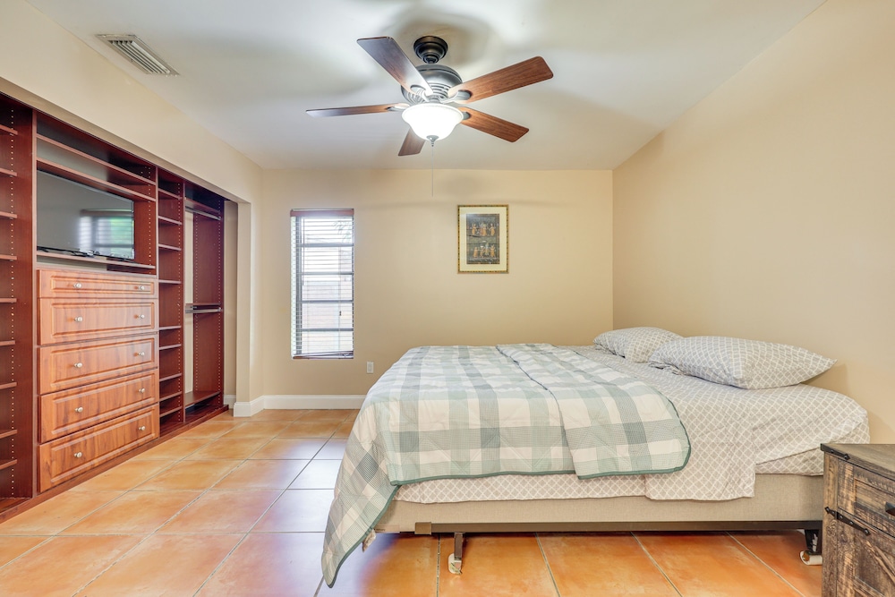 Pet-friendly Home w/ Yard ~ 3 Mi to Zoo Miami!