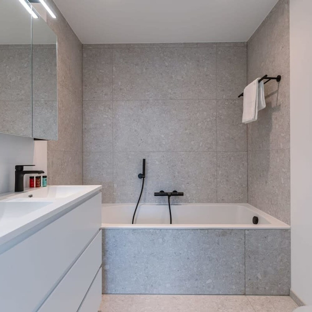 Renovated Apartment With sea View and Parking