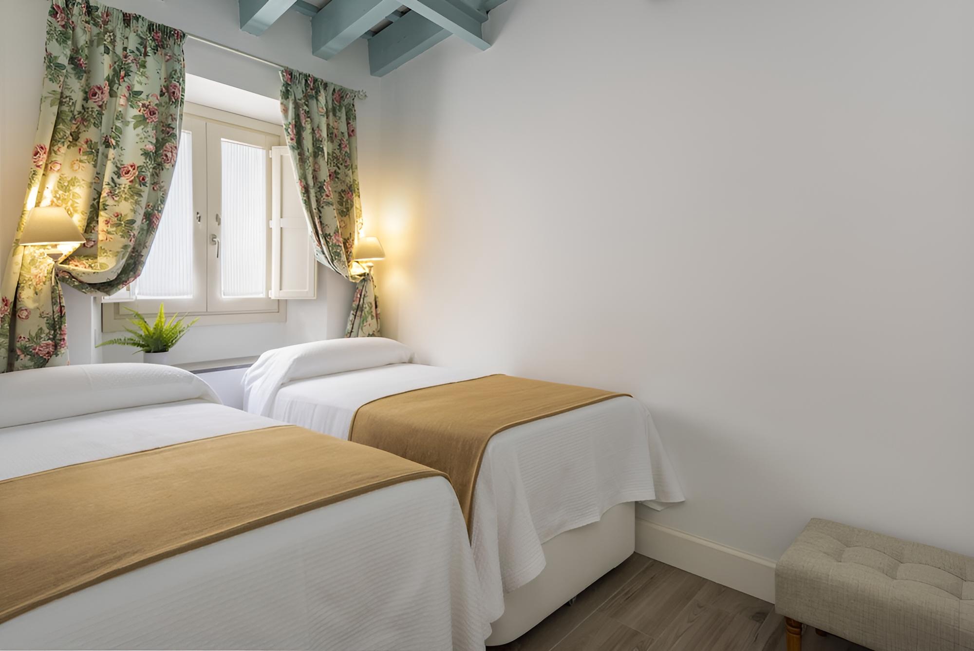Beatiful & Quiet 2Bd Duplex With Terrace Near the Cathedral, Padre Marchena V view 4