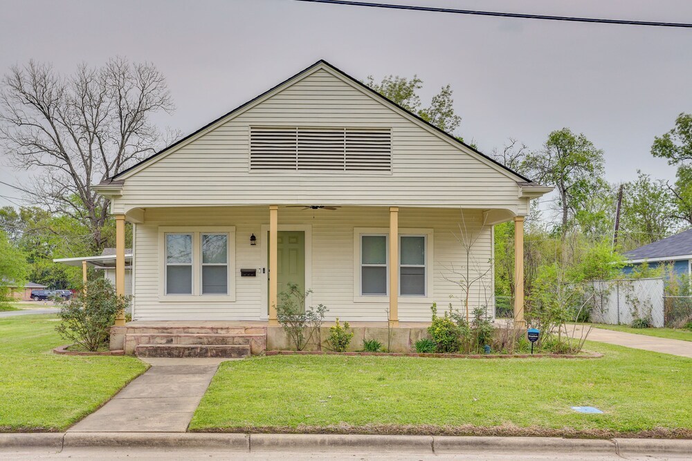 Half-mi to Dtwn Lufkin: Charming & Spacious Home!