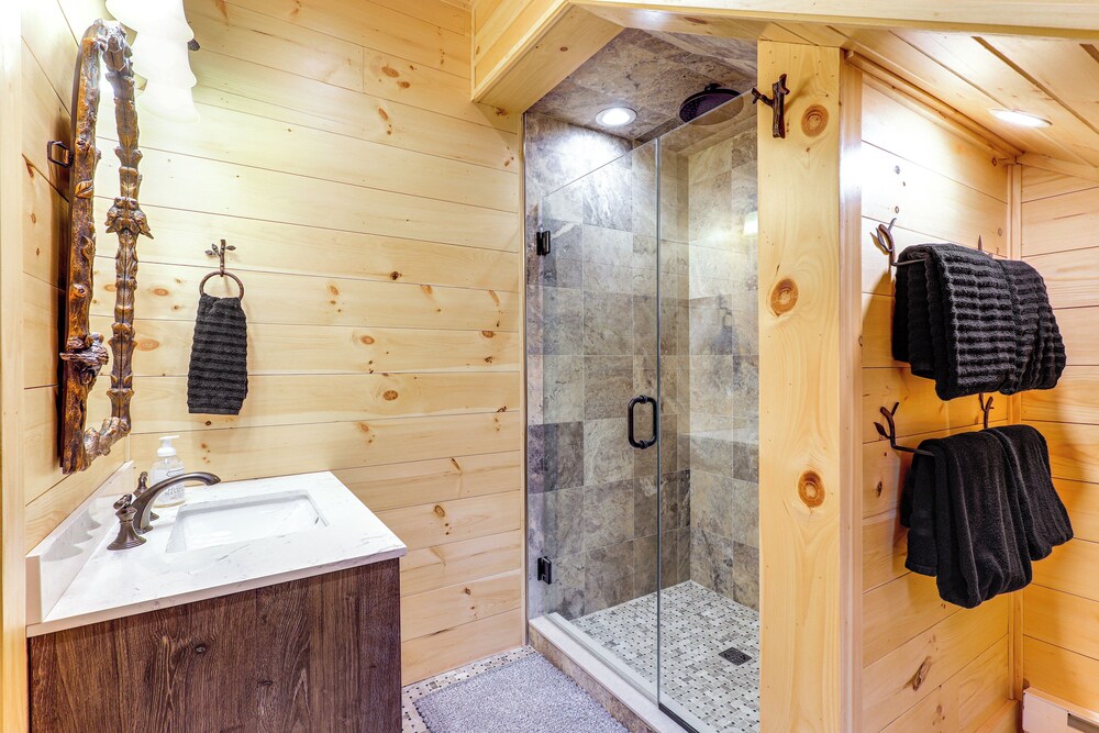 < 5 Mi to Whiteface Mtn Resort: Cabin-style Apt