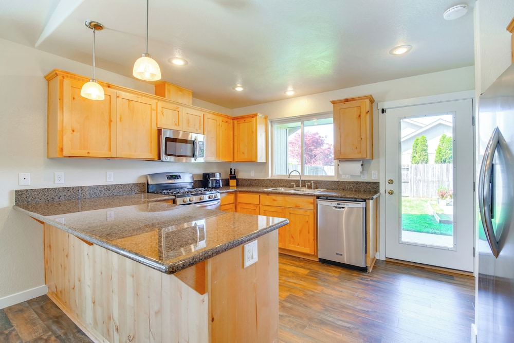 3 Mi to Riverside Park: Grants Pass Getaway!