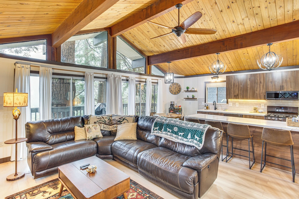 3 Mi to Lake Arrowhead Village: Pine-view Home!