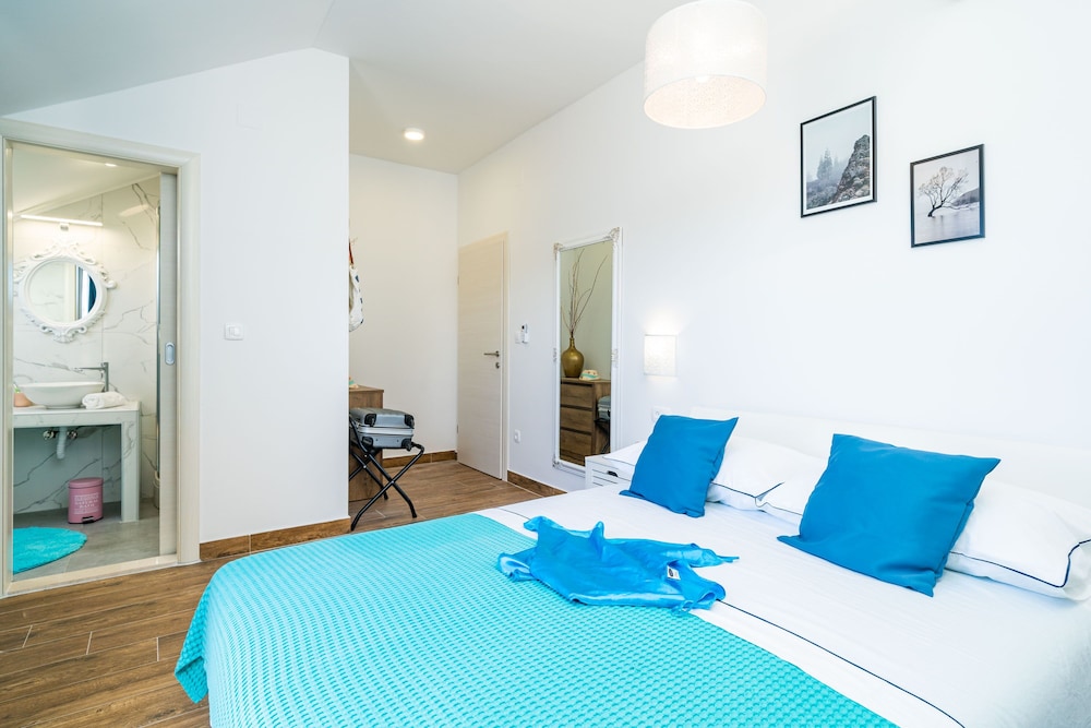 Jele Rooms