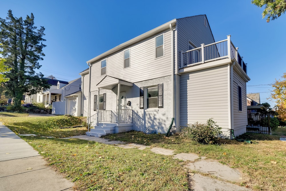 5 Mi to National Mall: DC Home w/ Pool Table