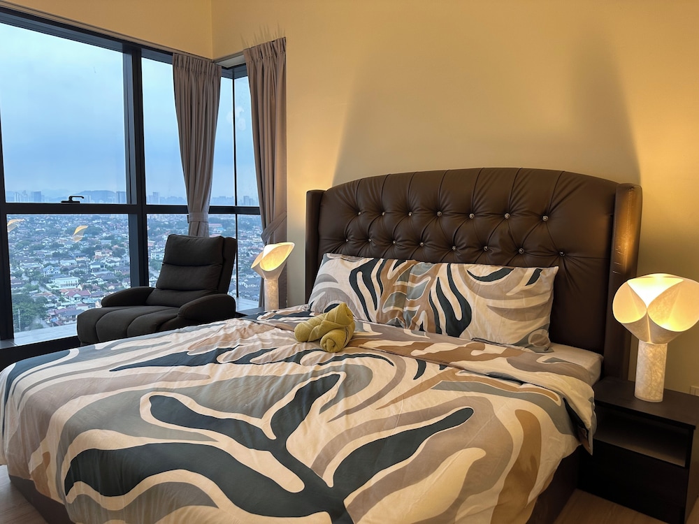 Skyline Luxe 4BR Retreat with En-suites