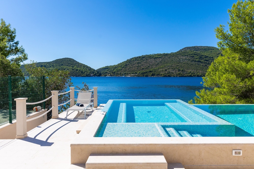 Beachfront Villa Brulupes en Ston — recepcion & lobby