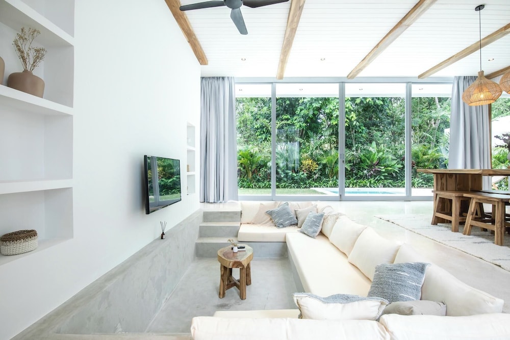 Chic 2BR Villa, 5min to Bingin's Coastal Bliss