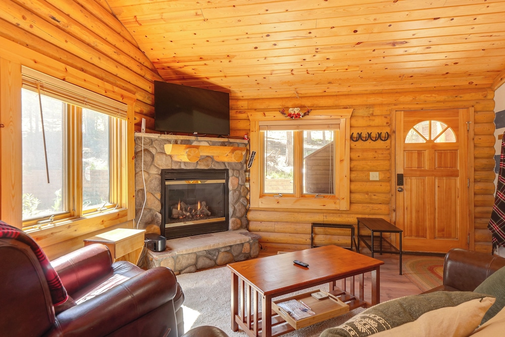 Hot Tub Hideaway w/ Views & Deck in Fairplay!