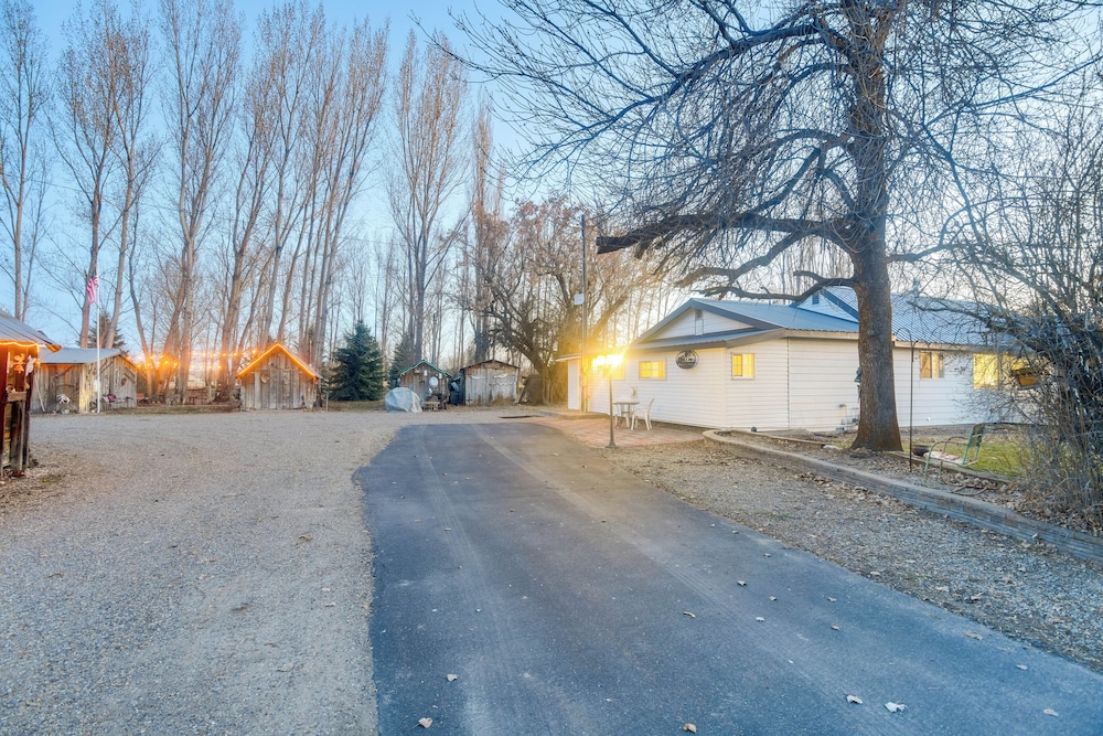 2 Mi to Snake River: Quaint Farmhouse w/ Patio!