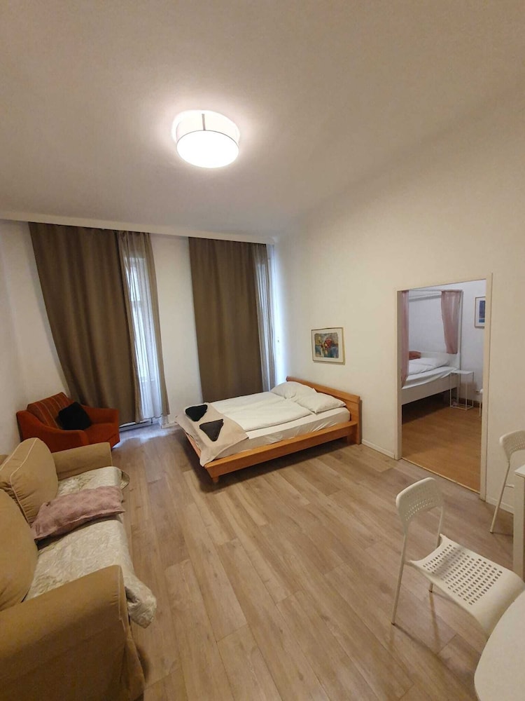 Modern 2BR Apt Near Karlsplatz