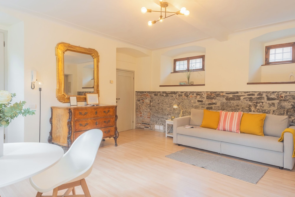 La Piazza di Cernobbio by Rent all Como