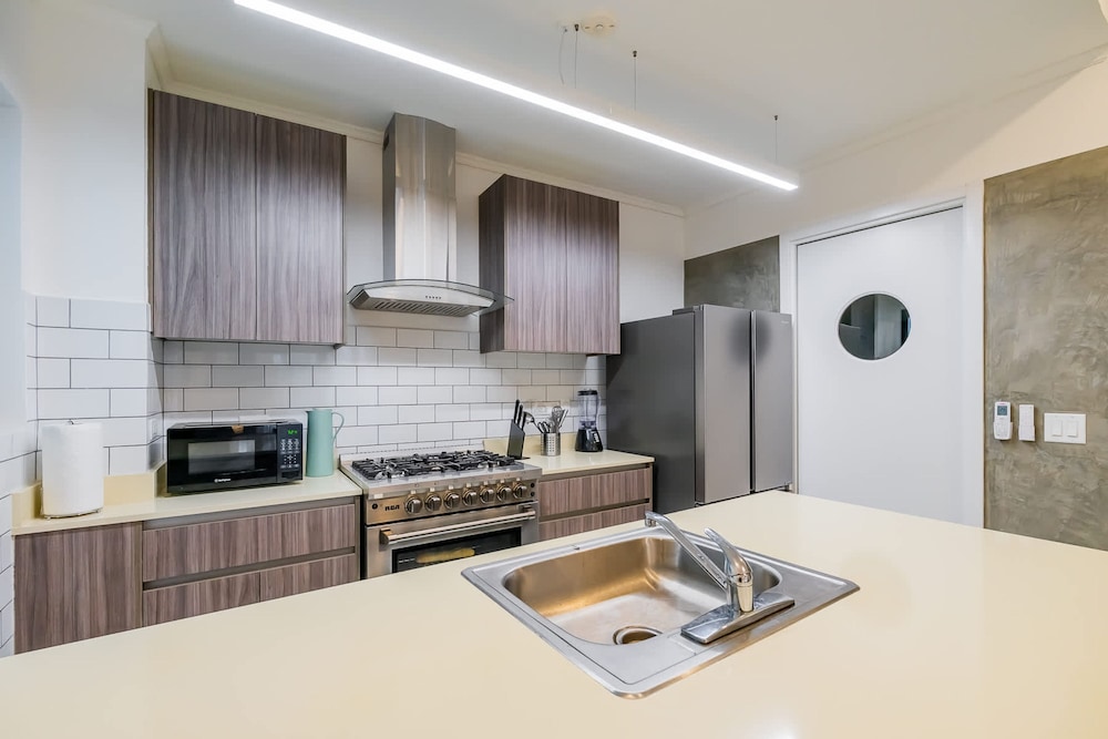 w Charming 1BR in Santa Ana s Best Area