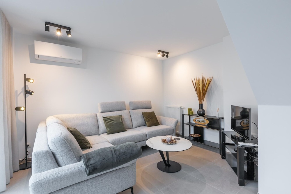 Newly Built Holiday Home for 6 People by the sea