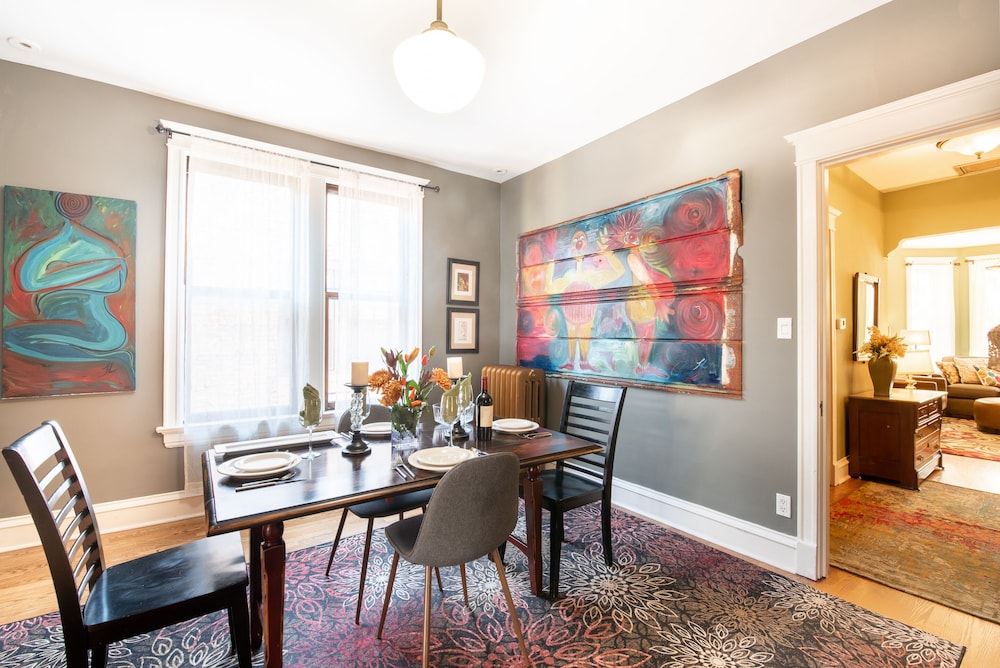 Chicago Guest House on Newport Avenue