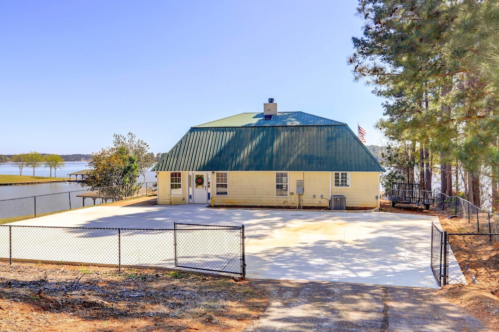 Dock & Fire Pit: Stunning Lake Sinclair Home! view 2