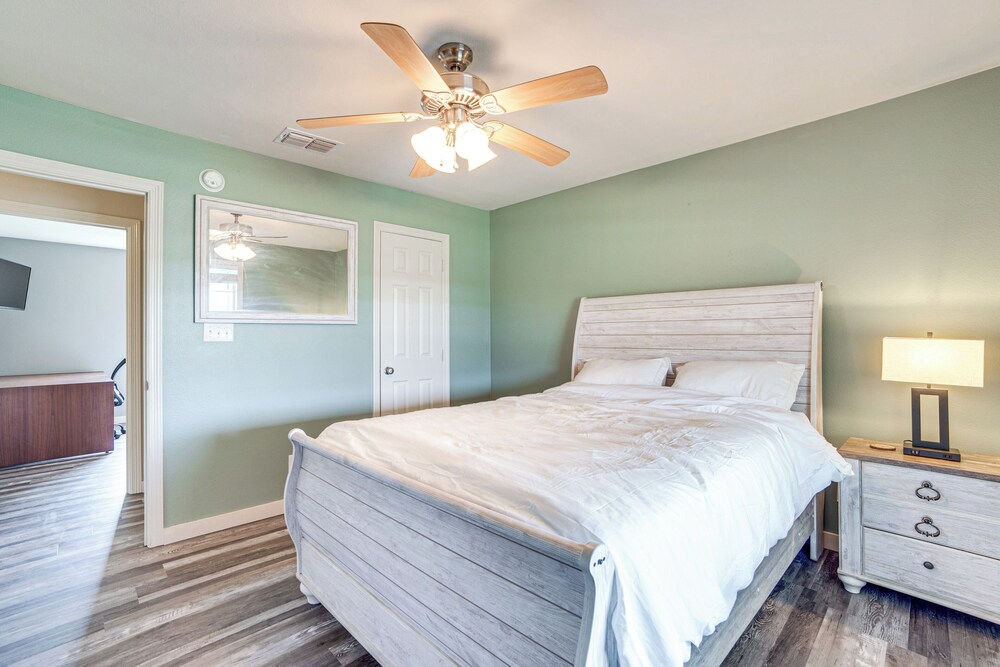 2 Mi to Lake Monticello: Home w/ Large Decks!