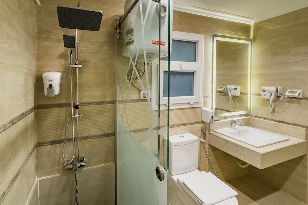 Fresh & Fabulous 2bdr - 5 min to Airport