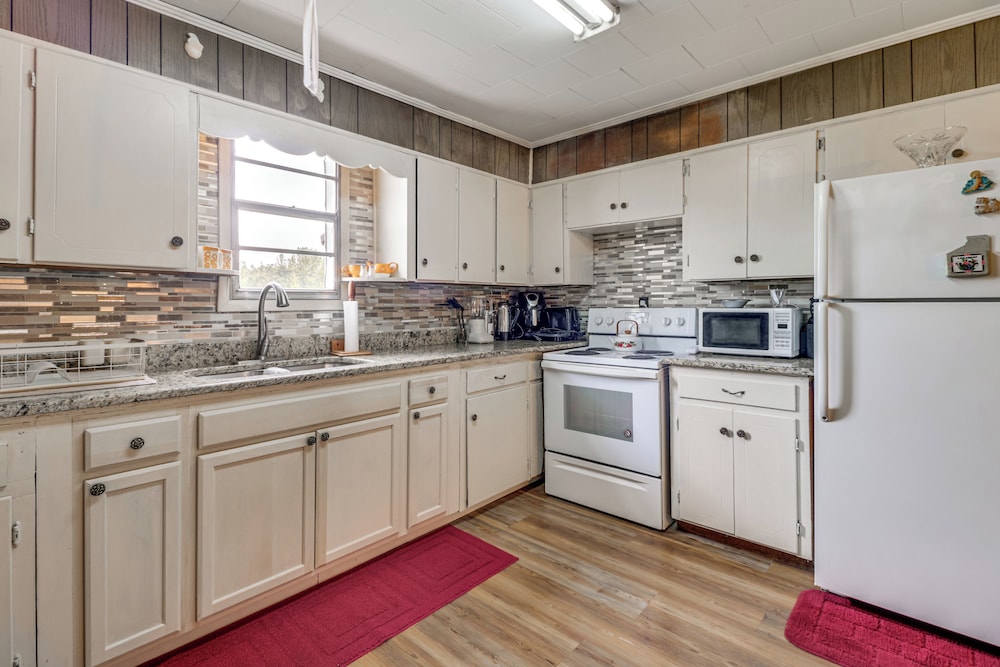 BBQ Ready: Delta Country Home on 30 Acres