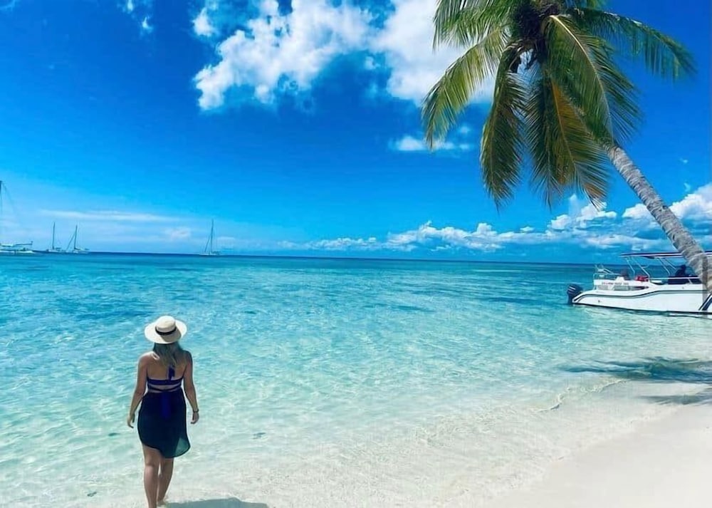 2 Minutes Walk to Beach Huge 3 bdrm Condo with Pool