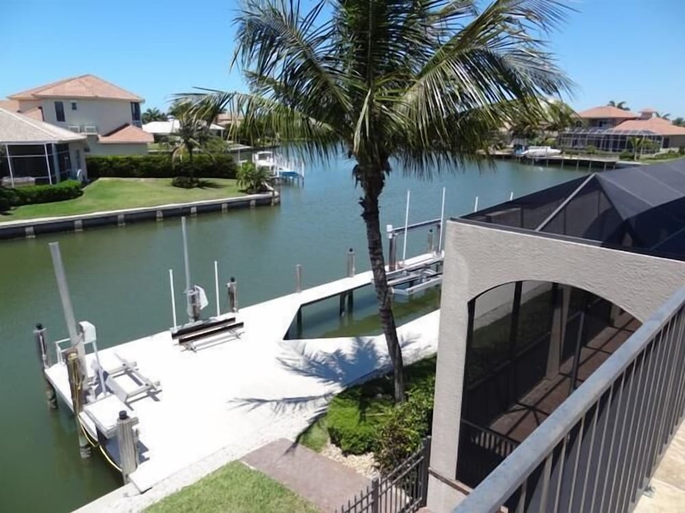 SNOW190 4 Bedroom Holiday Home by Marco Naples Vacation Homes
