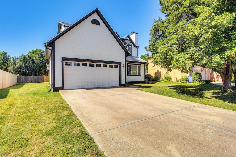 Spacious Olathe Home w/ Fireplace: Near Parks! view 4