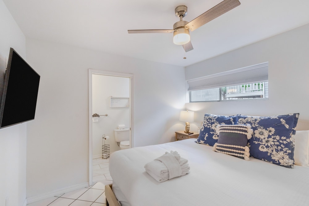 Destin Dolphin by Avantstay 2 Mins Walk To Beach w Pool Large Outdoor Entertaining Area