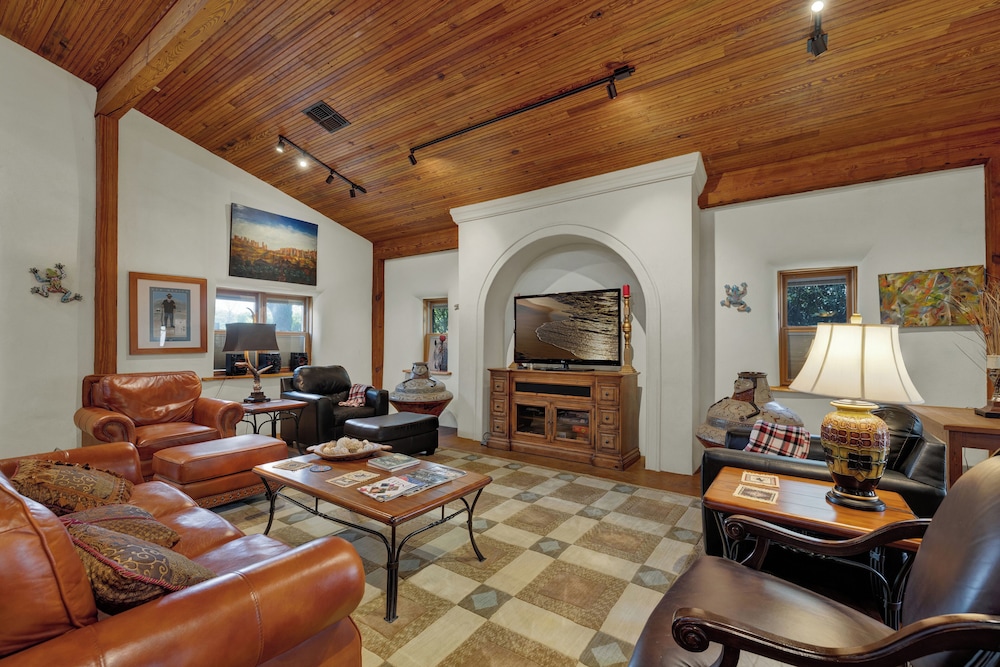 The Willows Casa Grande + Sundown Suite Sleeps 13 - Close to Main St