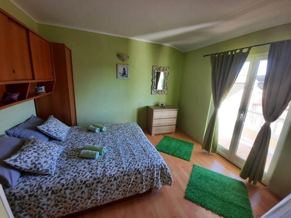 Robi- Swimming Pool and Beautiful Garden - A1-žuti view 5